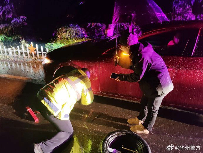 男子车辆爆胎，华州交警及时相助。