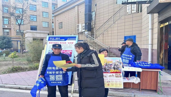 合阳县司法局城关司法所联合金水派出所在御景豪庭小区开展平安建设宣传活动。