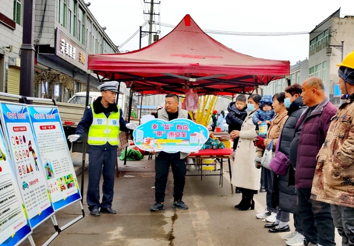 蒲城县公安局交通管理大队民警在孙镇辖区利用农村集会开展冬季交通安全宣传活动。