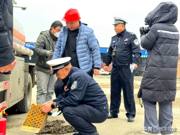 大荔公安交警联合交通运输部门开展防风险除隐患强监督提服务安全宣传进企业活动。