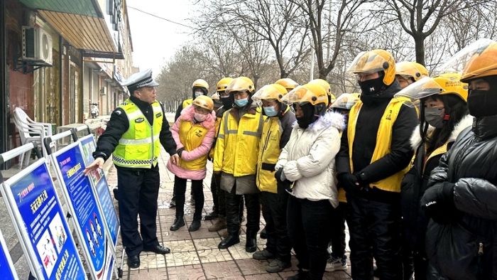 合阳交警为美团“外卖骑手”送上交通安全“快餐”。