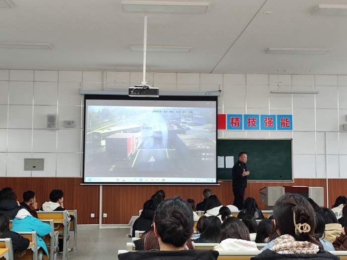 高新交警大队走进渭南职业技术学院开展交通安全宣讲活动。