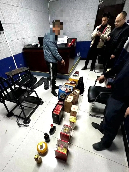 白水警方破获盗窃车内财物系列案件。