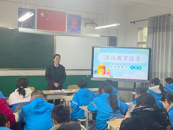 富平县人民法院执行局执行一庭庭长王喜兰为学生做法治教育报告。