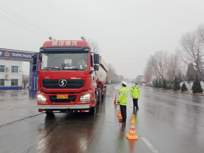 大荔公安交警加强雨雪天气道路交通指挥与疏导，确保群众出行安全。