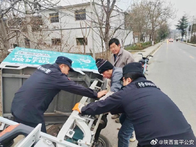 富平公安巡特警及时救助侧翻的三轮车。