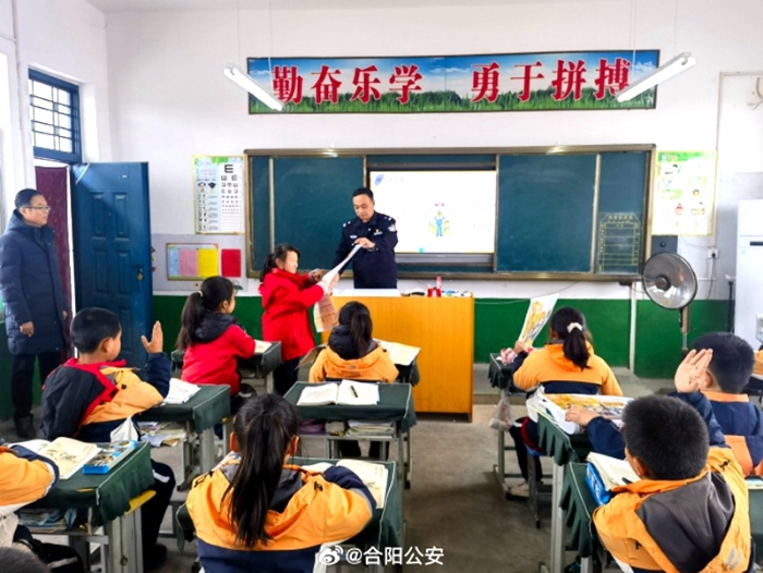 ，合阳公安同家庄派出所民警来到同家庄中心小学，开展法治宣传教育活动。