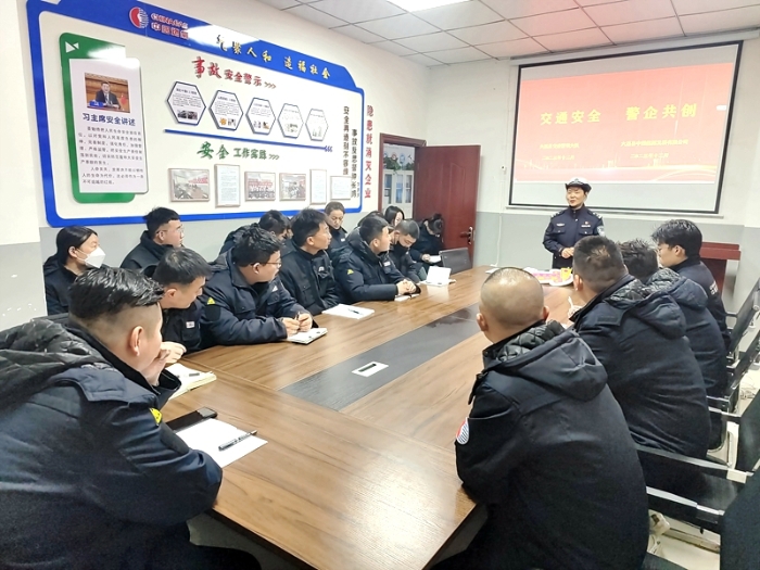 大荔公安交警进单位开展“文明交通 你我同行”交通安全宣传。