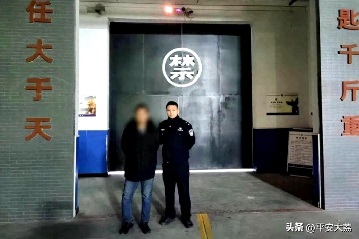 一男子深夜盗窃沿街商铺现金被刑拘。