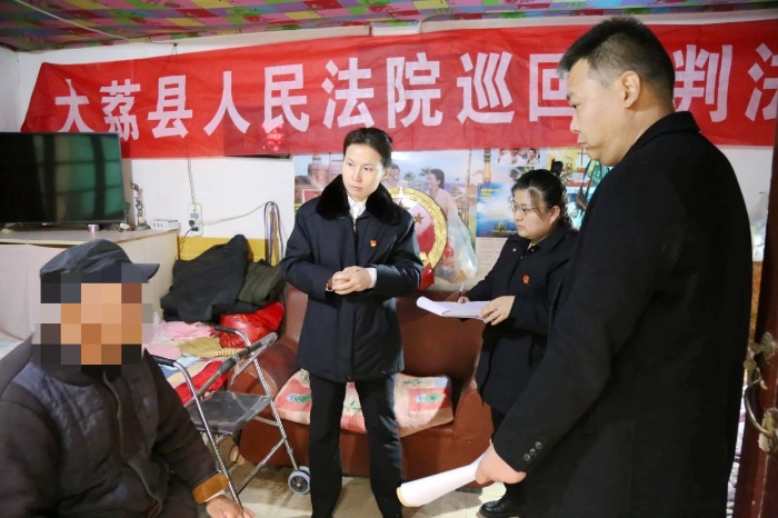 大荔法院巡回开庭审理一起保险人代位求偿权纠纷案。