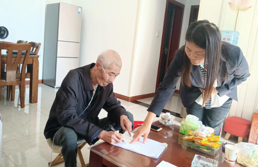 澄城县公证处上门为群众办理公证。