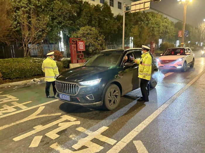 韩城交警积极组织开展夜查酒驾统一行动。