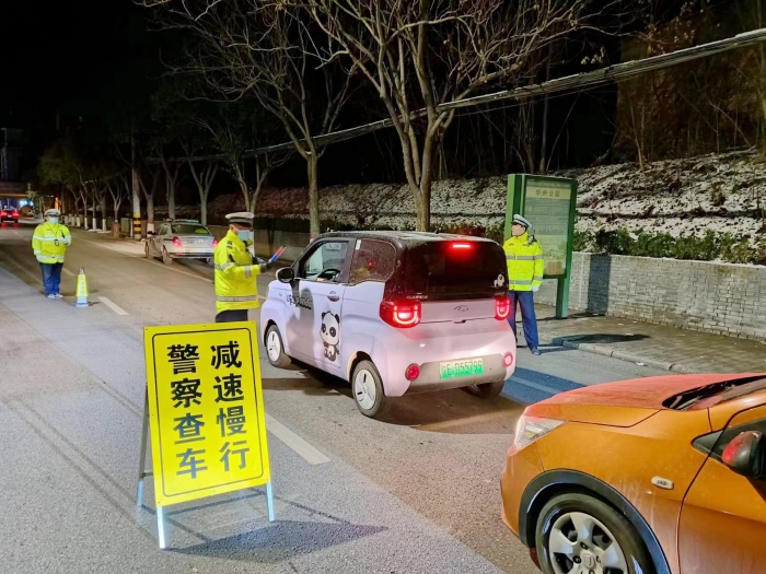 华州交警开展交通违法行为整治行动。