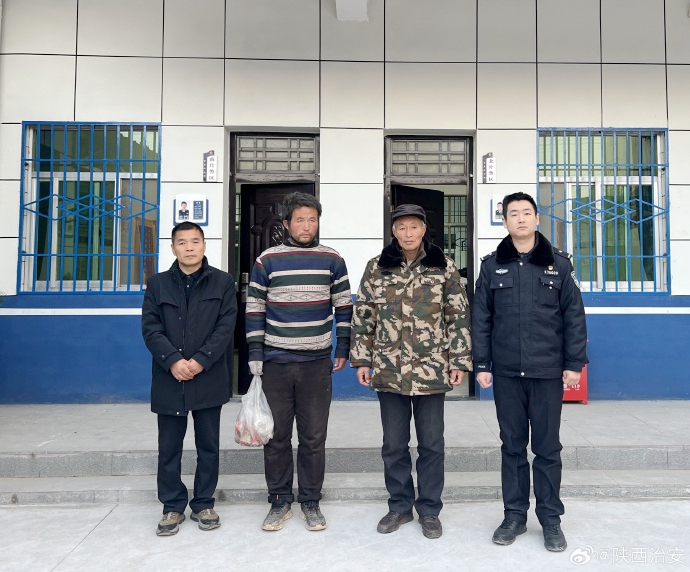 富平宫里派出所民警救助一名走失人员.