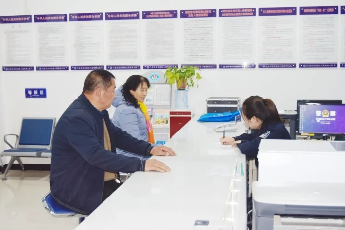 白水公安出入境民警为群众开通“绿色通道”，加急办理出境证件。