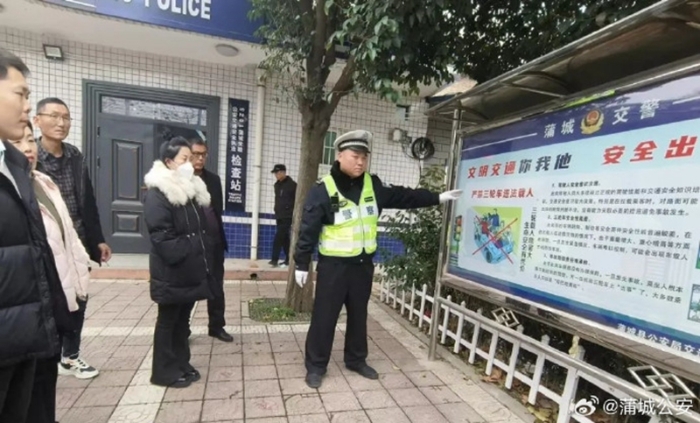 蒲城公安交管大队卤阳湖中队民警将“马路学堂”交通安全宣传与平安建设主题相结合，开展多种形式的宣传活动。