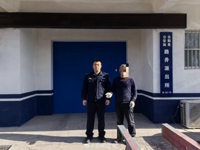 村民侯某将一个用报纸包裹着的子弹交到了合阳公安路井派出所民警手中。