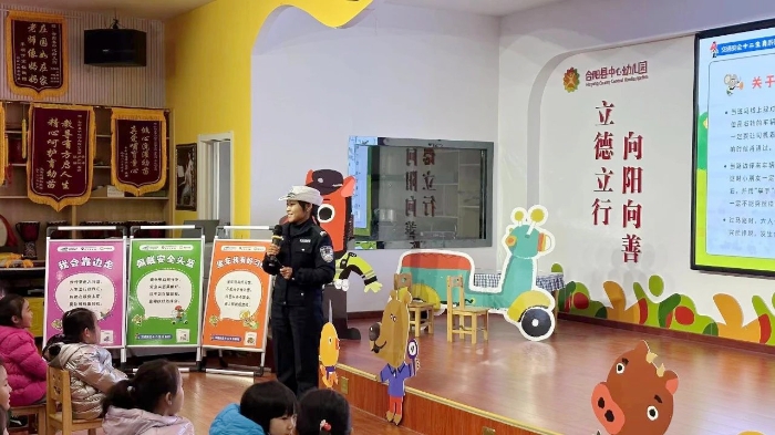 合阳公安交警开展交通安全十二生肖进校园活动。