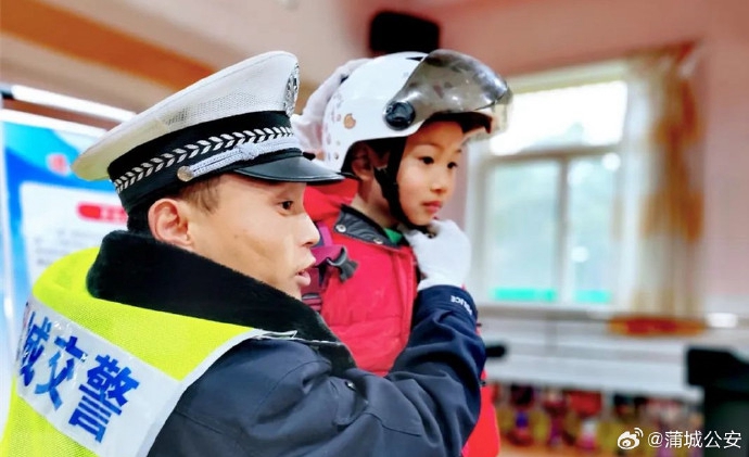 蒲城公安交管大队孙镇中队民警走进孙镇幼儿园开展“交通安全宣传进校园”活动。