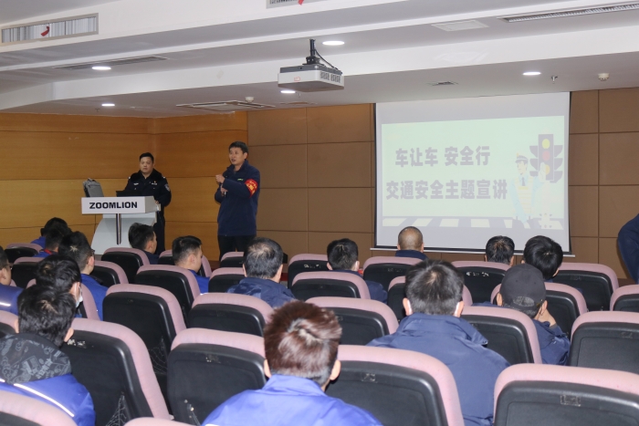 高新交警大队开展“车让车 安全行”主题宣讲活动。