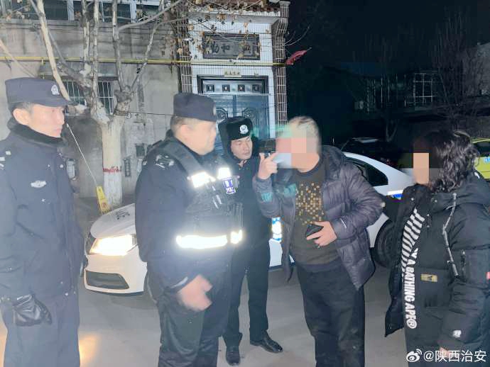 韩城公安寒冬深夜救助一醉酒男子.