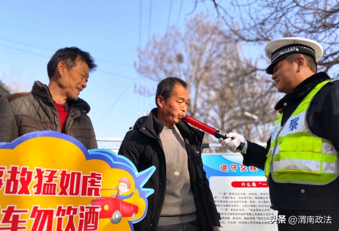 蒲城县公安局交通管理大队民警以关爱“一老一小”安全出行为主题，开展“美丽乡村行”交通安全宣讲活动。