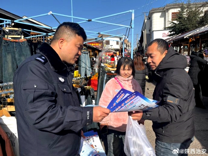 韩城公安走进西庄镇“逢七”集市开展防范电信网络诈骗宣传活动。