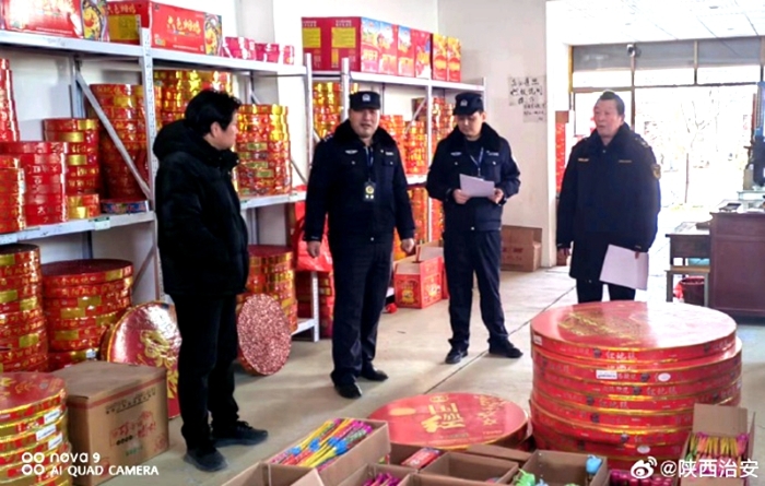 富平公安联合市场监督管理部门开展禁燃禁放宣传整治。