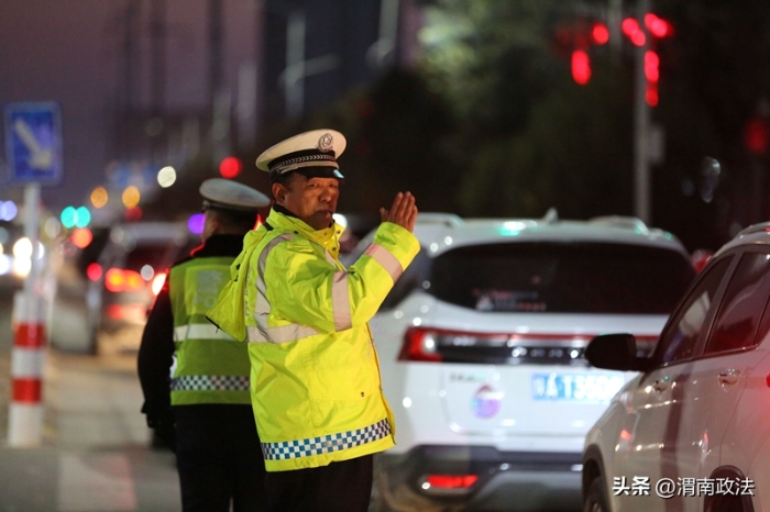 潼关县公安局交警大队城区中队民警每一天坚持按点在辖区学校周边道路疏堵保畅指挥交通。