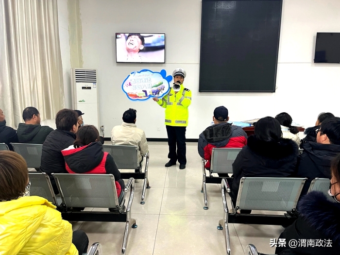 大荔公安交警走进友州考务中心和秦东驾校，开展文明交通进驾校“学交规”宣传活动。