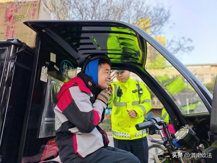 高新交警大队开展“一盔一带”整治行动。