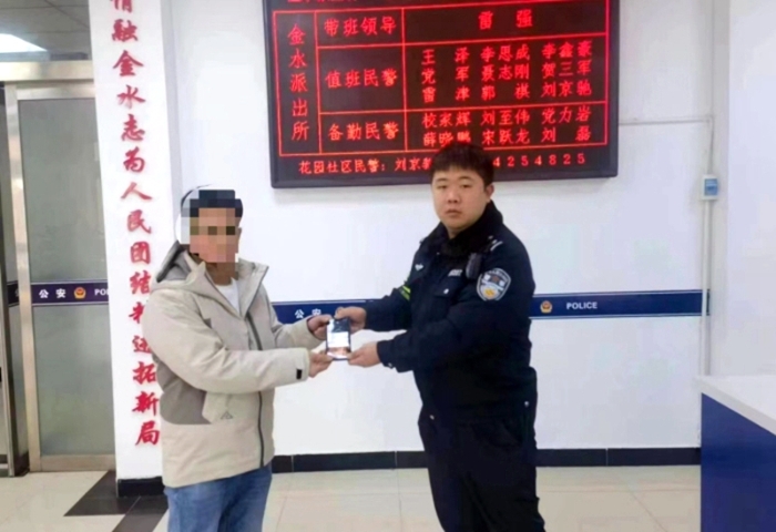 合阳民警暖心帮助群众找回丢失手机。