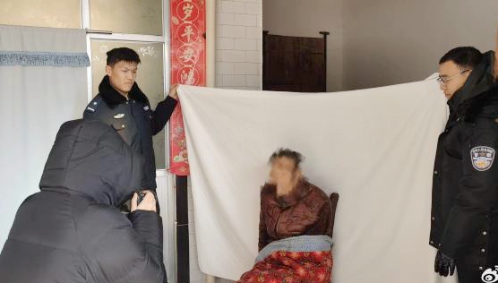 韩城公安上门为群众采集办证照片补办身份证。