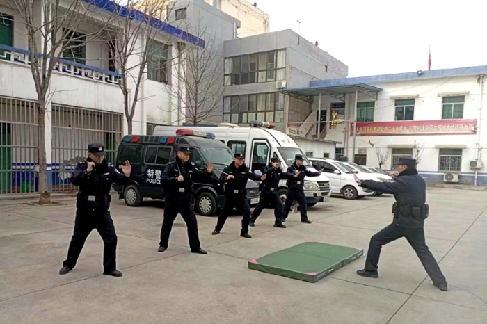 渭南市公安局华州分局巡特警大队积极组织开展冬季实战大练兵活动。
