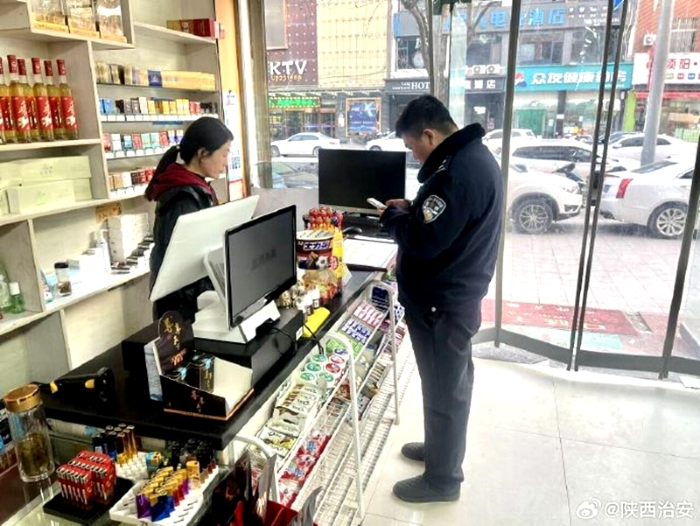 富平公安深入九小场所开展消防检查。