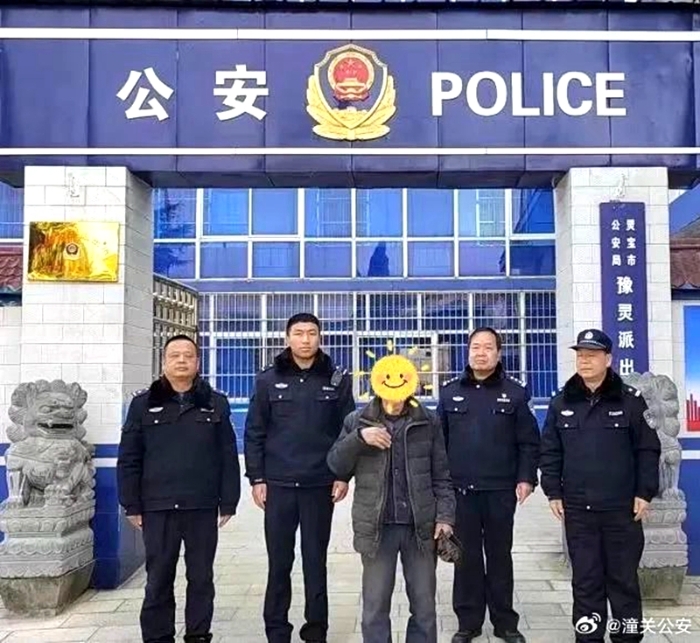 七旬老人走失，潼关民警暖心相助。