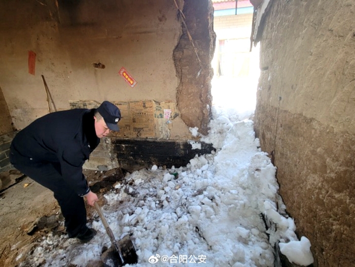 民警为留守老人清理积雪。