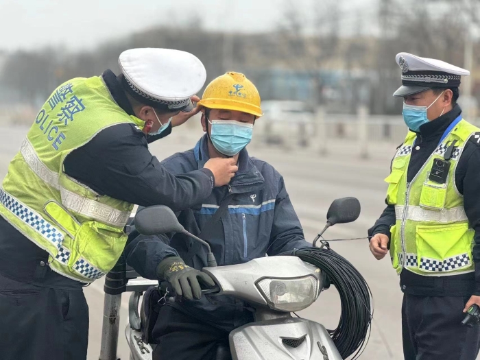 韩城公安交警开展“一盔一带”安全守护行动。