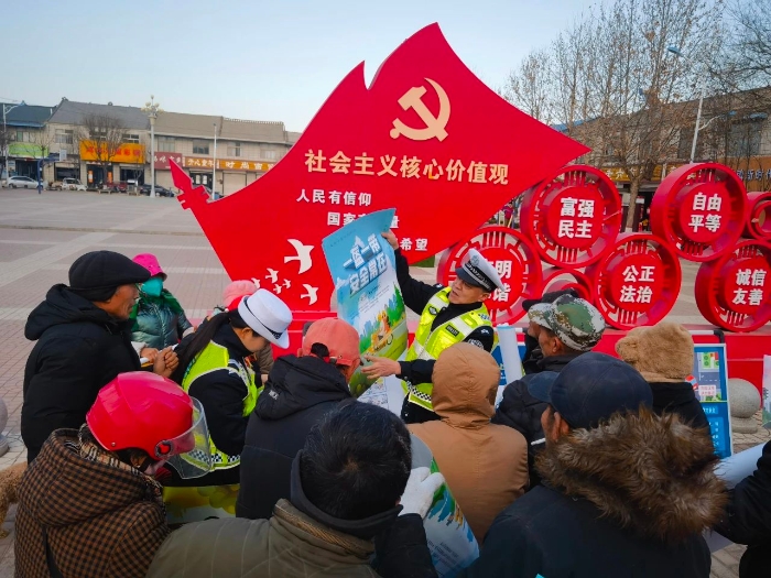 合阳交警走进新池镇集会开展农村冬季交通安全宣传。