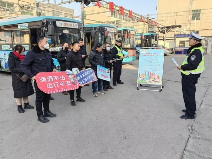 蒲城公安交警进客运站，开展冬季交通安全宣传。