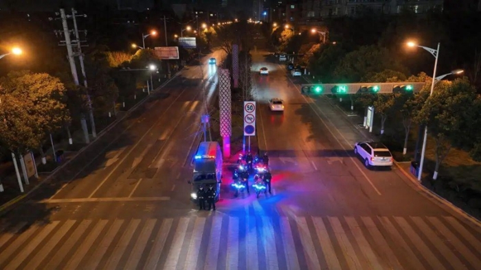 高新分局开展冬季夜间社会面防控集中统一行动。