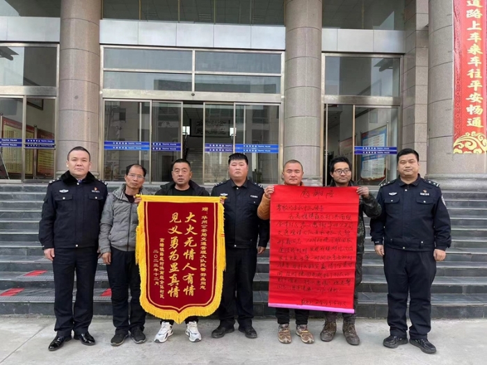 华州公安交警下班途中见义勇为保安全。