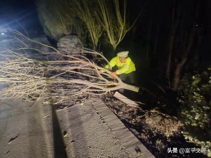 富平交警快速处置安全隐患受好评。