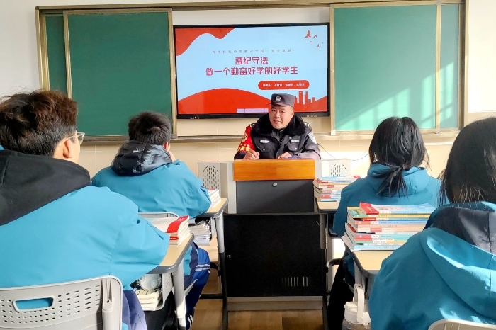 大荔县公安局官池派出所开展“法治宣传进校园”宣传活动。