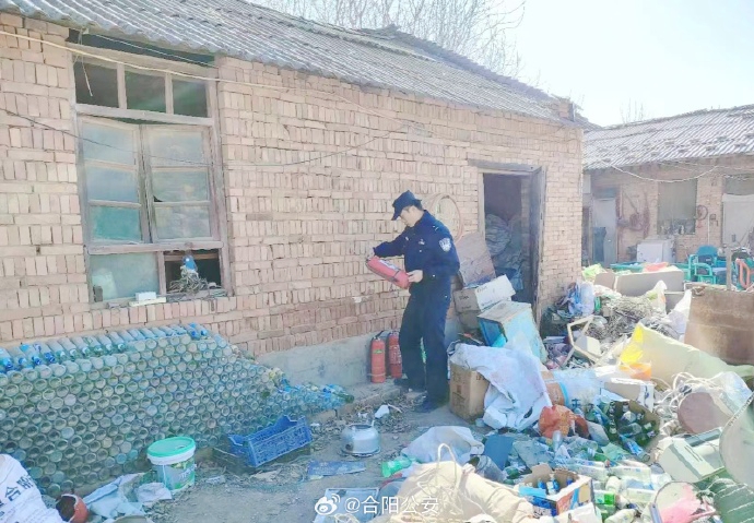 合阳公安黑池派出所深入辖区对废品收购站开展安全检查。