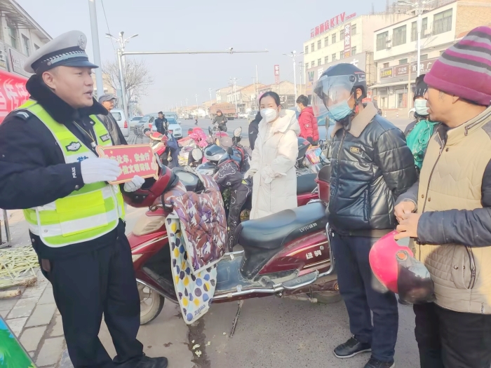 蒲城公安交警开展“车让车 安全行”主题宣传活动。