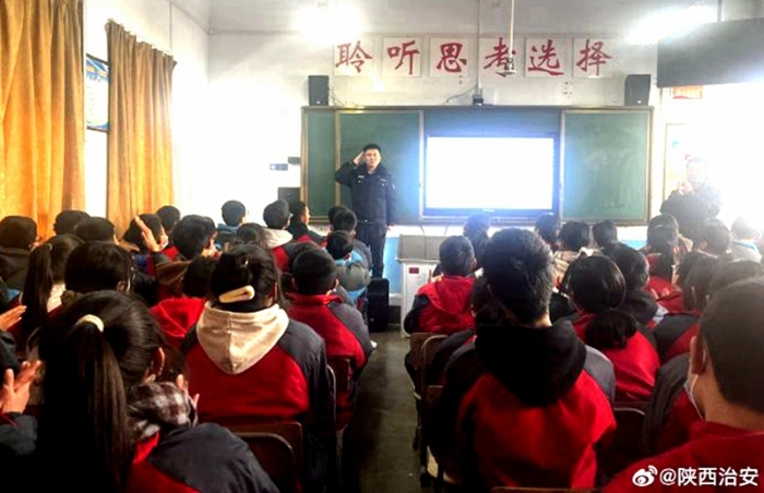 韩城公安西庄所民警深入西庄镇东庄中学开展“法治进校园”普法宣讲活动。