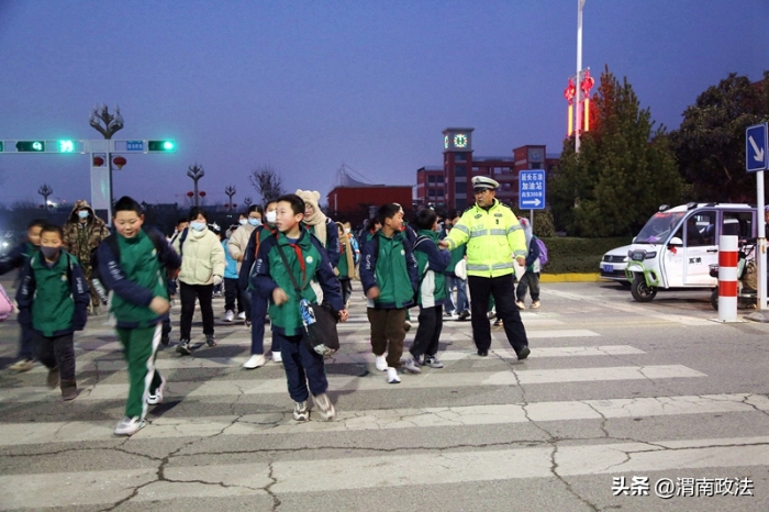 潼关交警在辖区校园周边道路指挥疏导交通。