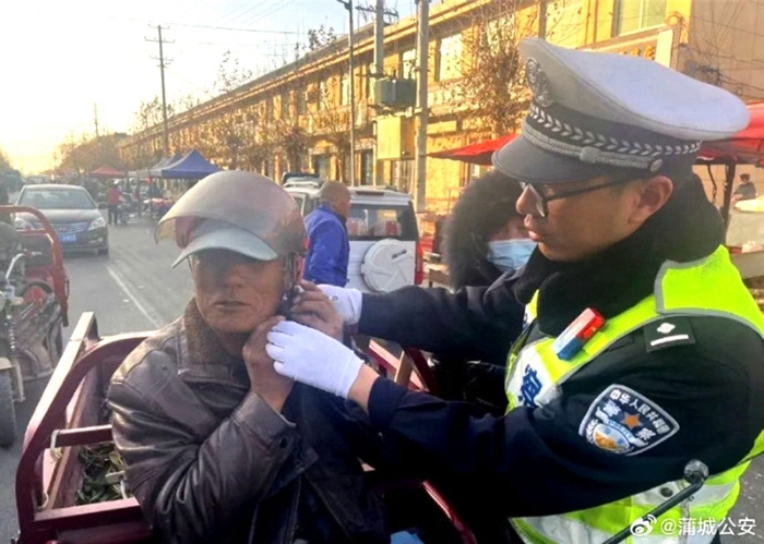 蒲城交警在荆姚镇集会日开展道路交通安全宣传教育活动。