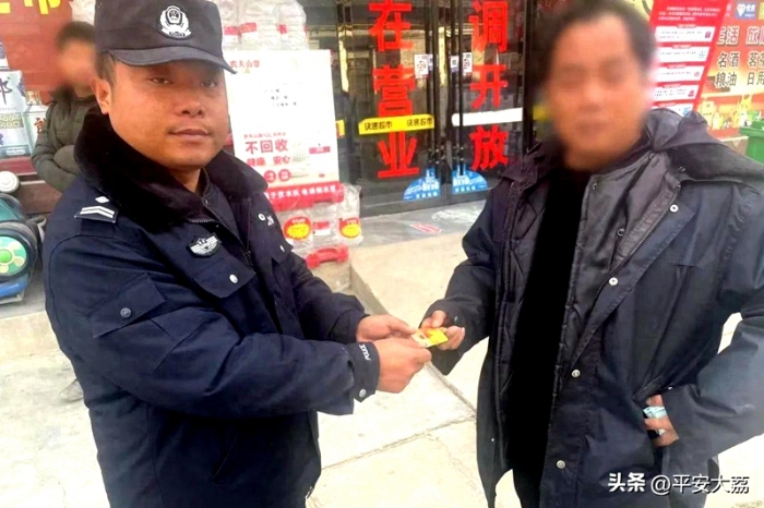 大荔民警二十分钟帮助群众找回丢失财物。